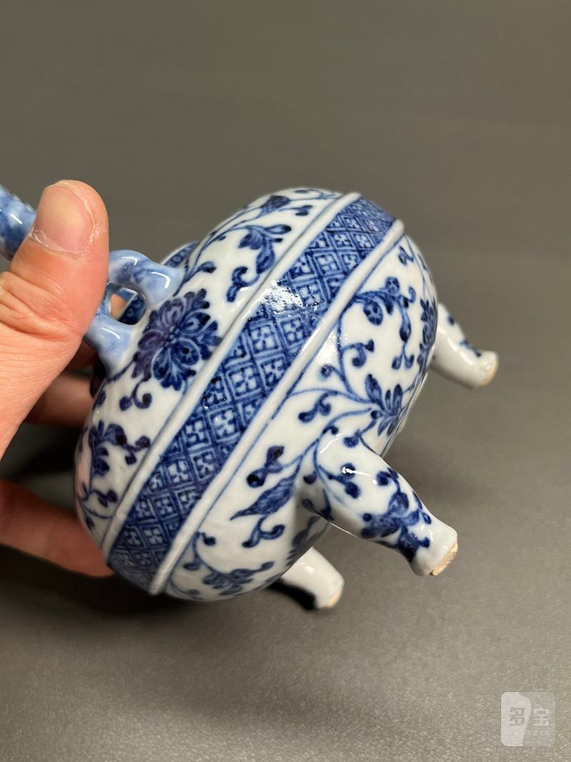 清乾隆  青花缠枝莲纹小盉壶（带木座） - 图17